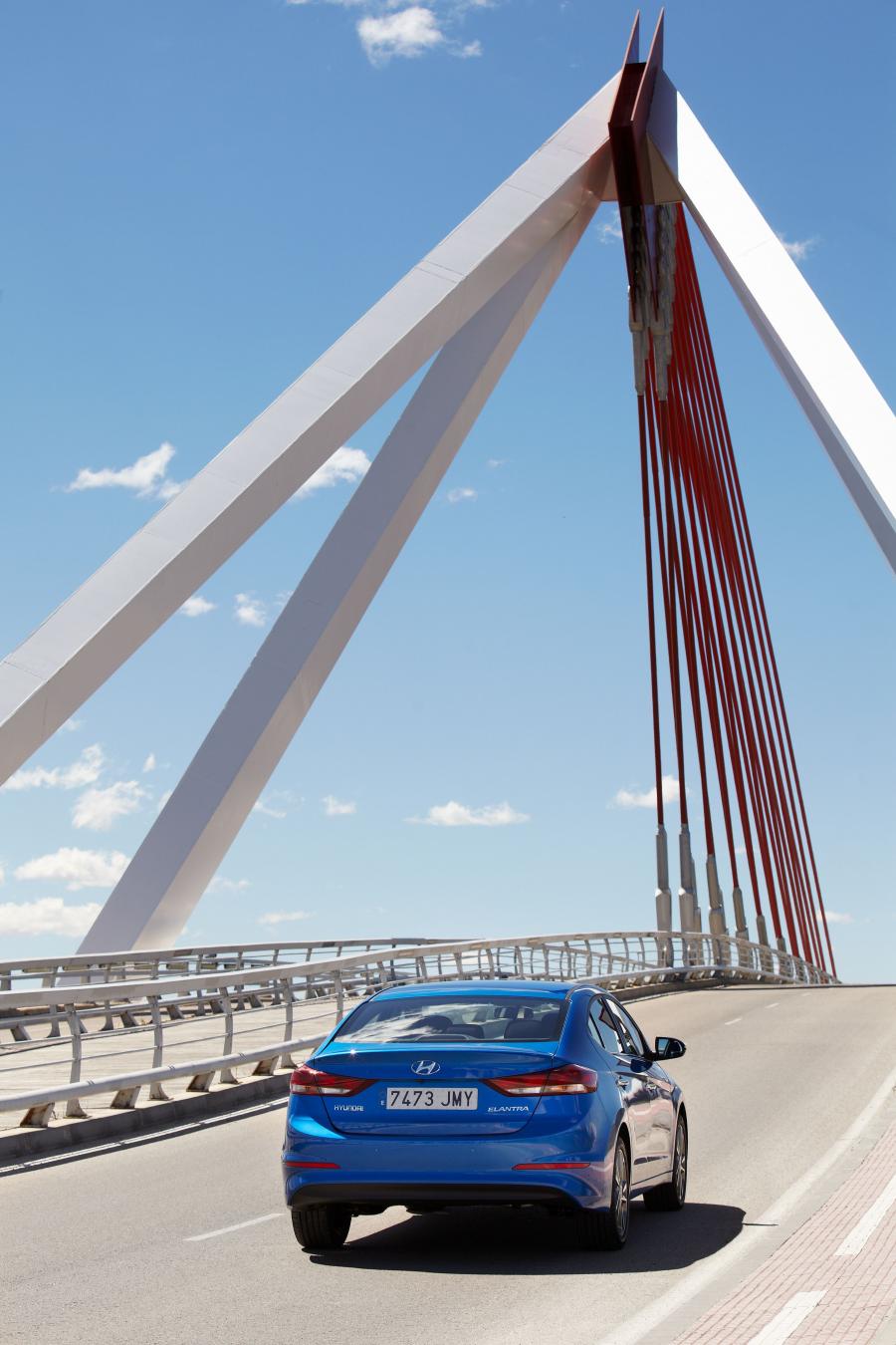  Hyundai Elantra 2016 года  (фото 17 из 30)